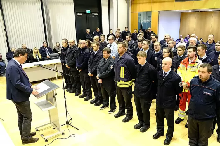Rund 40 Feuerwehrleute standen beim Feuerwehrtag im Zweibrücker Ratssaal stramm. 