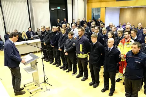 Rund 40 Feuerwehrleute standen beim Feuerwehrtag im Zweibrücker Ratssaal stramm. 