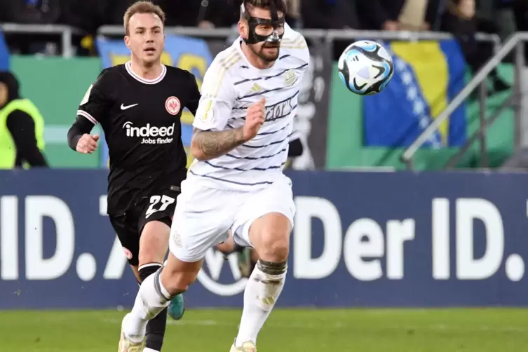 Ein Weltmeister hechelt hinterher: Saarbrückens Pokalheld Kai Brünker eilt Eintracht Frankfurts Star Mario Götze davon. 
