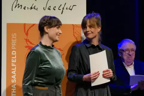 Mariana Leky mit der Förderpreisträgerin Sarah Beicht (links), rechts Laudator Hanns-Josef Ortheil