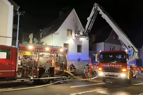 Über die Leiter wurde ein Mann aus dem völlig verqualmten ersten Stock eines Hauses in der Saarbrücker Straße in Landstuhl ins F