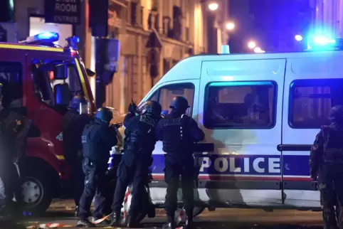 Das Archivbild zeigt Einsatzkräfte der Pariser Polizei am Musikclub Bataclan im November 2015.