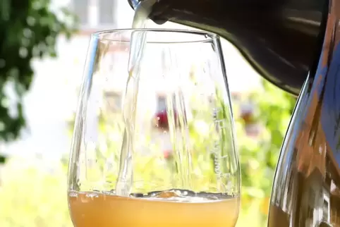 Orangene Farbe und Gerbstoff in Weißweinen entsteht, wenn weiße Maische auf den Schalen und ohne Schwefelzugabe verarbeitet wird