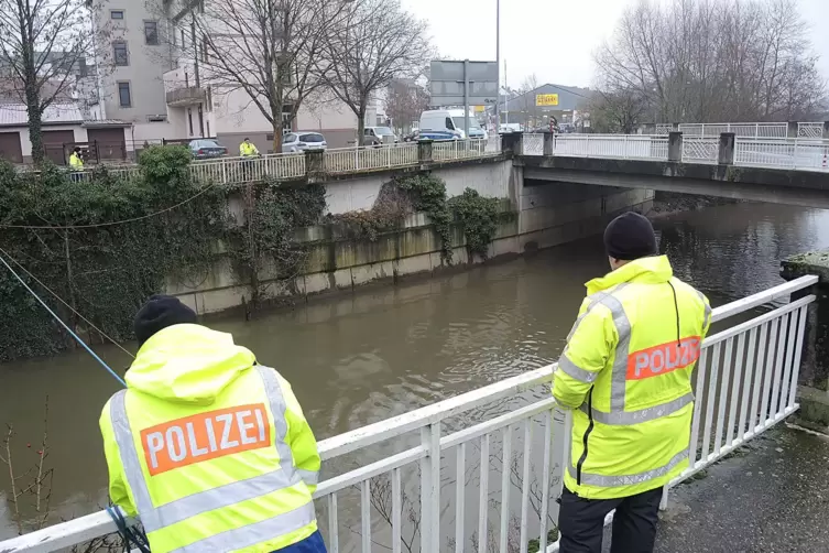 Polizisten sichern ihren tauchenden Kollegen ab. 