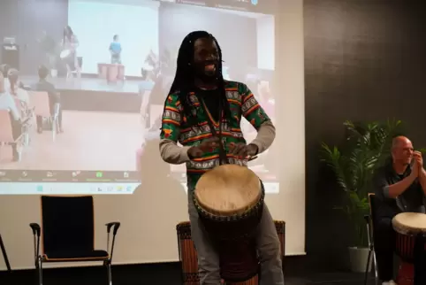 Ibrahima Camara vom Trommelpalast zeigt bei einem Djembe-Tanz, dass Musik nicht nur frontal unterrichtet werden muss. 