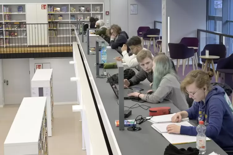 F&uuml;r die einen ist es ein Lernort, f&uuml;r andere ein Ruhepol: die einladend mit vielen Sitzen gestaltete Ludwigshafener Stadtbibliot