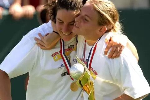 Große vergangene (Titel-)Zeiten für den deutschen Frauenfußball: Nia Künzer (rechts) und Birgit Prinz 2003 mit dem WM-Pokal.