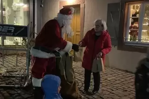 Der Nikolaus kam zum Adventsfenster am Bürgerhaus. 