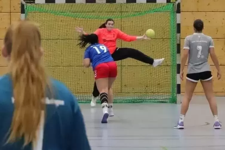 Hier mit der Nummer 1: Christina Gr&uuml;newald (hinten), Torfrau der Saarlandliga-Handballerinnen der SG SV 64/VT Zweibr&uuml;cken, im Sp