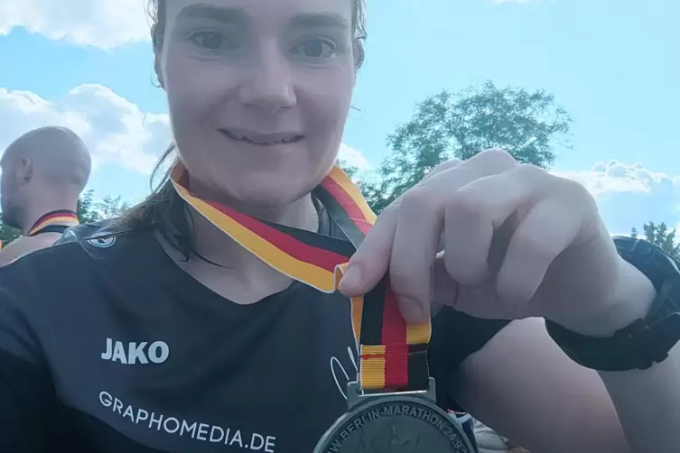 Hier mit Medaille: die stolze Christina Gr&uuml;newald, nach ihrem Marathon-Deb&uuml;t. 