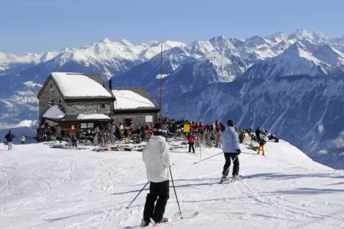 Skifahrer an der Schutzhütte Les Violettes des Schweizer Alpenclubs im Skigebiet Crans-Montana.