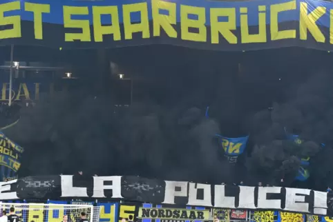 Ein Teil des Banners, das die Polizei beim DFB-Pokalspiel am Mittwoch beleidigt hatte.