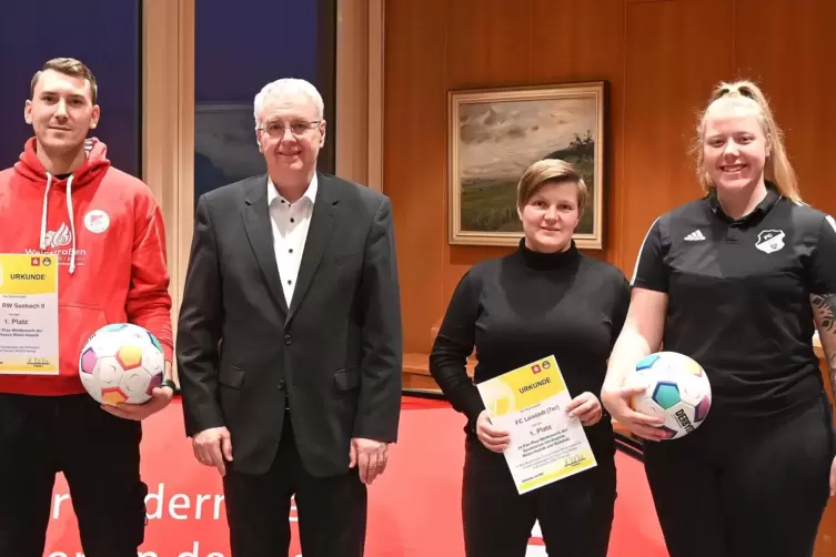  Vorstandsmitglied Thomas Distler (Zweiter von links) überreichte Sebastian Becker von SV RW Seebach sowie Tara Kröschke und Jul