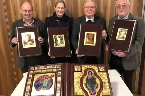 Bei der Buchvorstellung wurden einige Teile des Speyerer Evangeliars gezeigt: von links Thomas Fandel, Anja Eisfeld, Weihbischof