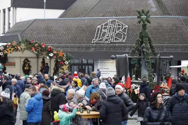 Rund um den geschmückten Marktbrunnen lädt der Nikolausmarkt am Wochenende zum weihnachtlichen Bummeln ein. 