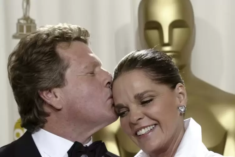  O'Neal k&uuml;sst Ali MacGraw hinter der B&uuml;hne w&auml;hrend der Oscar-Verleihung