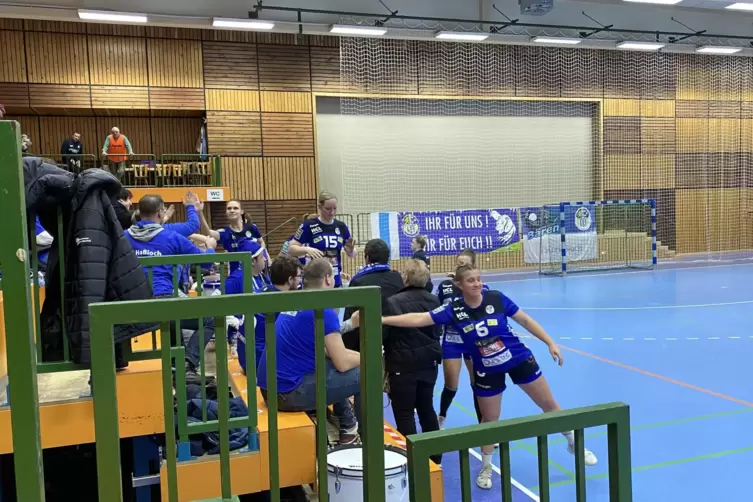 Noch entt&auml;uscht von der Heimniederlage, bedanken sich die TSG-Spielerinnen bei ihren Fans.