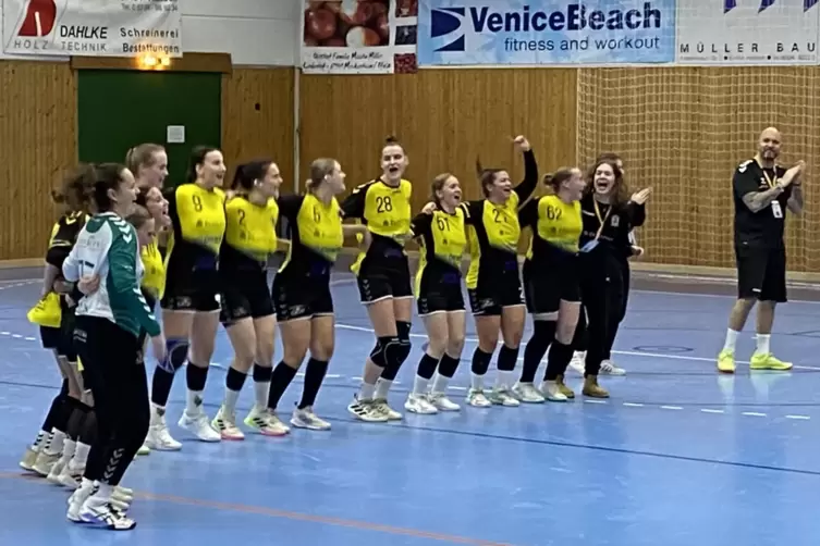 Die Mundenheimerinnen und Trainer Andre Rebholz bedanken sich bei ihren mit nach Ha&szlig;loch gefahrenen Fans und feiern ihren Sieg.