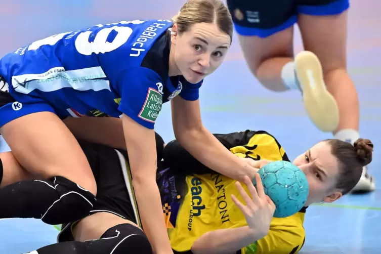 Was tun gegen die starke VTV-Abwehr? TSG-Kapitänin Lucie Krein (links) sucht nach einer Teamkollegin, die sie anspielen kann.