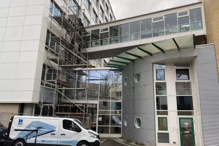 Die obere der beiden Br&uuml;cken ist fertiggestellt, am unteren &Uuml;bergang wird noch gearbeitet.