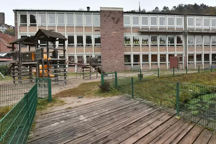 Das Elmsteiner Schulgebäude wurde Anfang der 1960er-Jahre erbaut. 