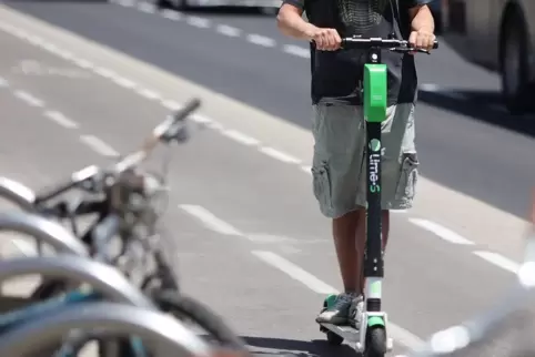 Polizeibericht: Mann mit E-Scooter nimmt Autofahrerin die Vorfahrt. 