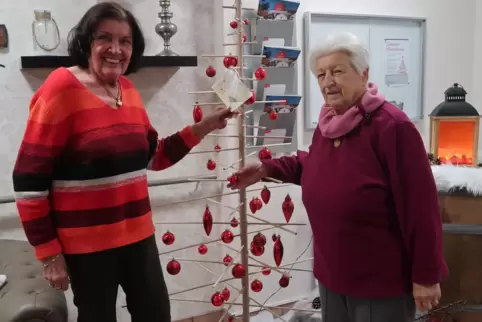 Mit Vorfreude auf die Bescherung vor dem leergeräumten Wunschbaum: Doris Wolf (links) und Gisela Hochgesang. 