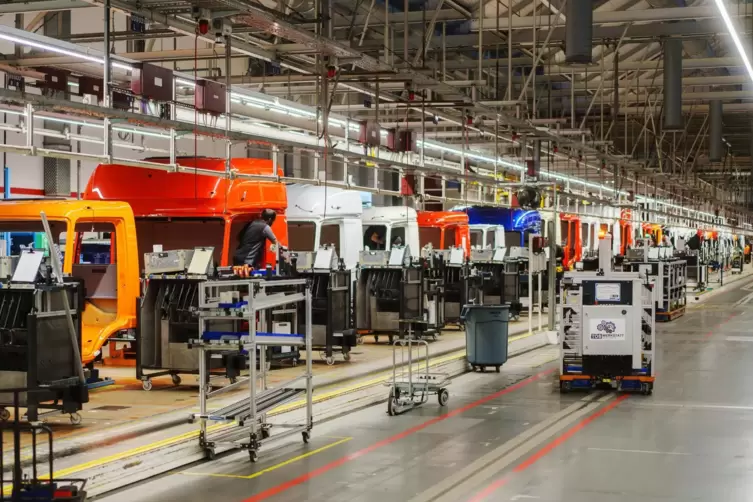 Vorboten der Roboter: Automatische Lieferfahrzeuge versorgen die Arbeitsgruppen in der Produktion.
