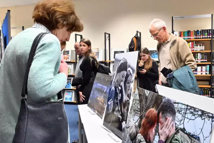 Die Ausstellung mit Fotografien und von Kindern gemalten Werken aus der Ukraine ist noch bis Weihnachten in der Stadtbücherei zu