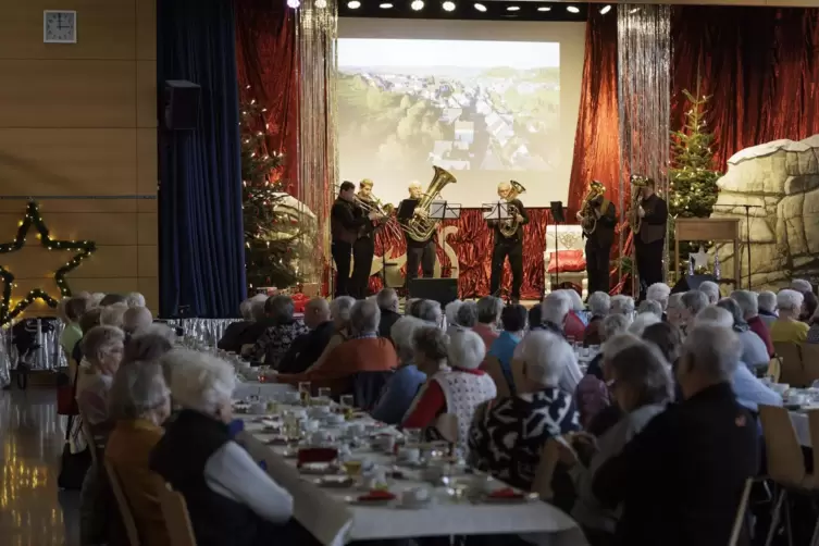 Das Kolpingblasorchester Erfenbach unterhält bei der Senioren-Weihnachtsfeier in der Erfenbacher Kreuzsteinhalle. 