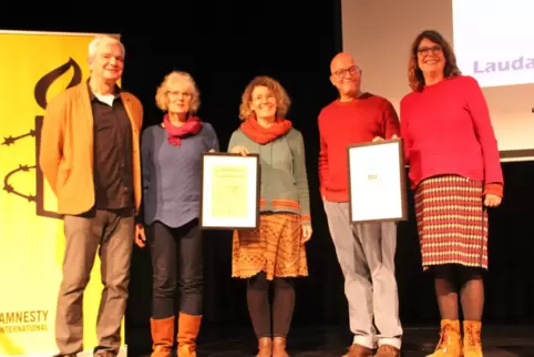 Bei den Friedenstagen geehrt: Gisela Valentin und Franziska Ettner (2. und 3. von links) von der Ebertsheimer Bildungsinitiative