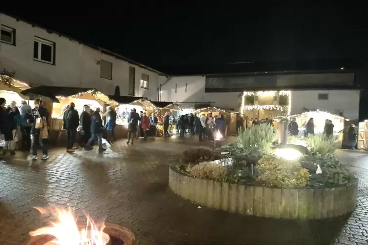 Viele Büdchen mit Geschenkideen und romantische Feuerschalen erwarteten die Besucher auf dem Geyersbergerhof in Hochspeyer. 
