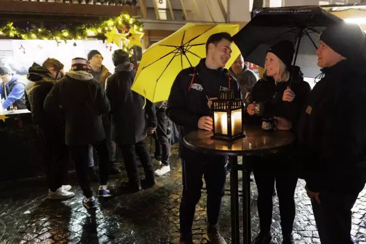 Auch die Besucher des Nikolausmarktes in Ramstein-Miesenbach lie&szlig;en sich trotz Regen nicht die Freude nehmen. 