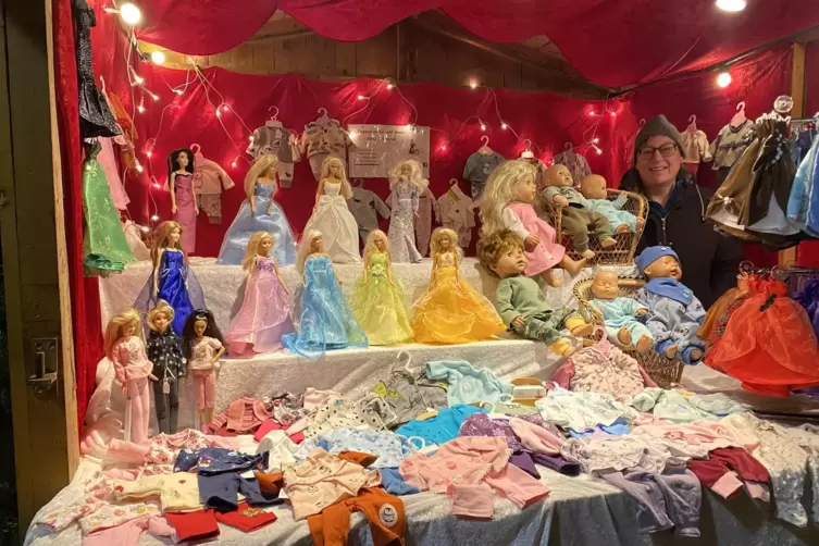 Der Stand von Gabriele Franzreb aus Marnheim ist für Puppenliebhaber beim Christkindlmarkt ein Muss. 