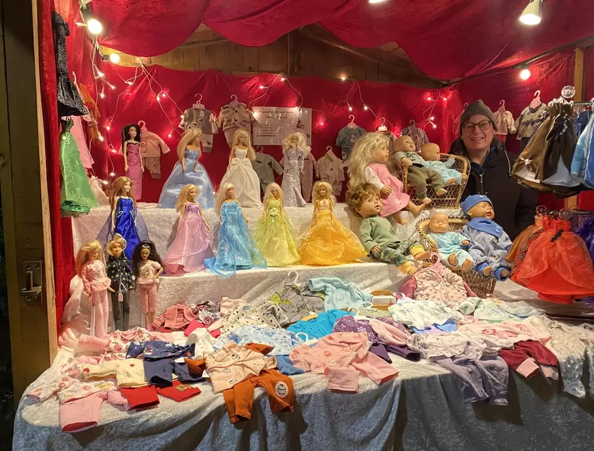 Der Stand von Gabriele Franzreb aus Marnheim ist für Puppenliebhaber beim Christkindlmarkt ein Muss.