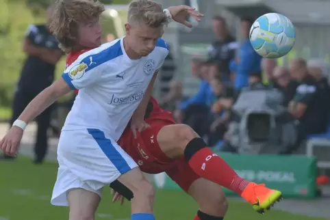 Spielte auch schon im DFB-Pokal: Niklas Kupper (in Weiß), hier mit Tin Jedvaj von Bayer Leverkusen. 