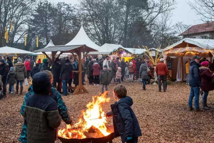 Aufw&auml;rmen am Feuer.
