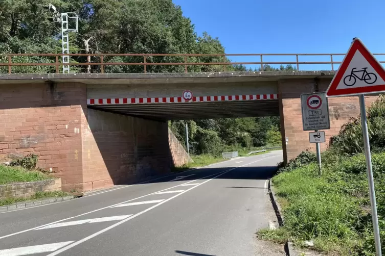 Muss als erstes weichen: Die Eisenbahnbrücke über die B37 im Osten von Hochspeyer wird am dritten Adventswochenende abgerissen. 