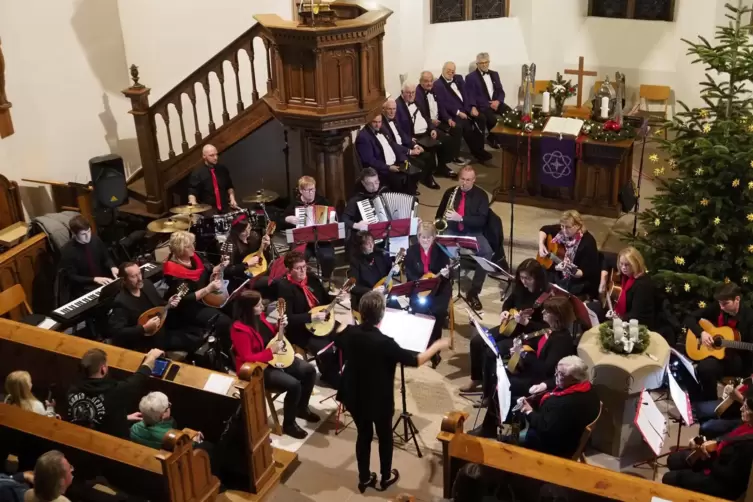 Besteht seit 55 Jahren: das Mandolinenorchester Gumbsweiler. Am Samstag trat das Ensemble in der evangelischen Kirche St. Julian