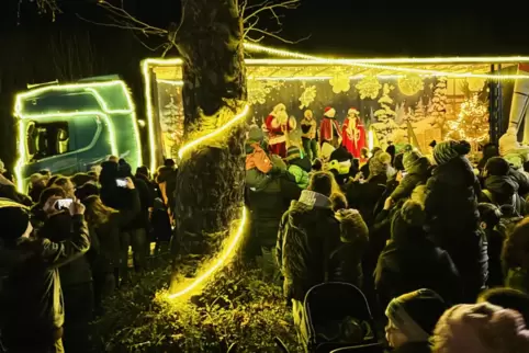 Pünktlich zum Einbruch der Nacht kam der beleuchtete Weihnachtstruck. 