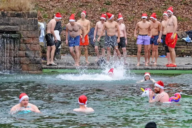 Die Mütze muss sein: Knapp 50 „Unverfrorene“ wagten am Sonntag beim Nikolausschwimmen den Sprung ins Naturerlebnisbad. 