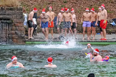 Die Mütze muss sein: Knapp 50 „Unverfrorene“ wagten am Sonntag beim Nikolausschwimmen den Sprung ins Naturerlebnisbad. 