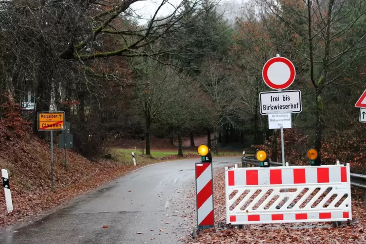 Ab Donnerstag ist die derzeit gesperrte Straße zwischen Merzalben und Clausen wieder befahrbar. Bis zum 20. Dezember allerdings 