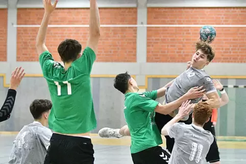 Auf dem kränkelnden Tim Eisel (beim Wurf, links Teamkollege Leo Roller, rechts Jonathan Becker) lag extrem viel Verantwortung im