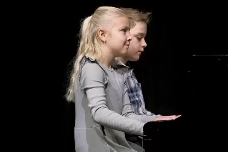 Noah Hübert und Lucadia Ortlieb (beide acht Jahre alt) spielten beim Konzert in der Fritz-Wunderlich-Halle „Paso doble" von Máty