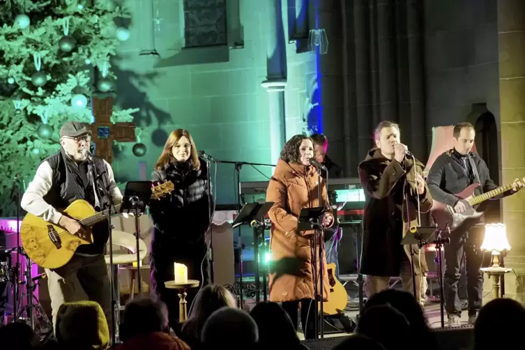 Zauberten durchaus auch heißere Rhythmen in die kalte Offenbacher Abteikirche: die Musiker der Band „Die üblichen Verdächtigen“.