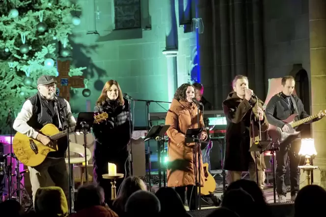 Zauberten durchaus auch heißere Rhythmen in die kalte Offenbacher Abteikirche: die Musiker der Band »Die üblichen Verdächtigen«.