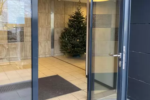 Eingang zum Hochhaus: Beim Familienbüro konnten sich die Bewohner Essen warm machen.