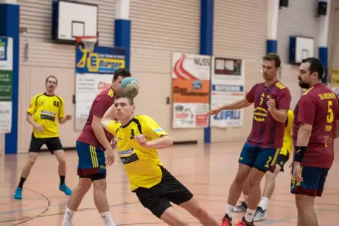Auch die Kandeler Handballer des TSV nutzen die IGS-Halle. Unser Bild zeigt ein Spiel der Kandeler (in gelb) gegen Heiligenstein