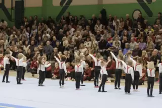 Mit ihrer Choreographie zu „In der Weihnachtsbäckerei“ begeisterten die Minis das Publikum in der Reichswaldhalle.